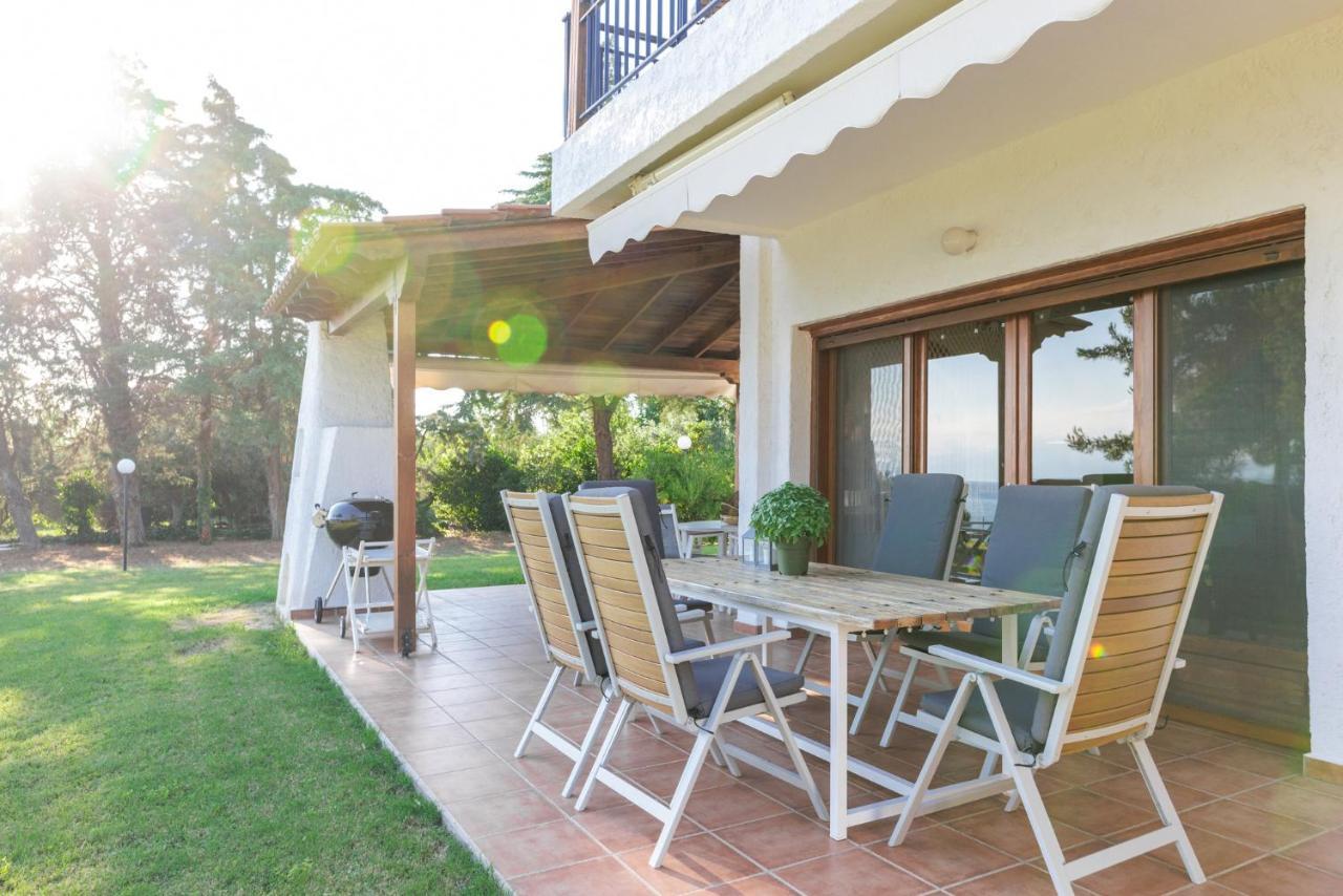 Luna Villa Private Beach เนอาอิรากลีอา ภายนอก รูปภาพ
